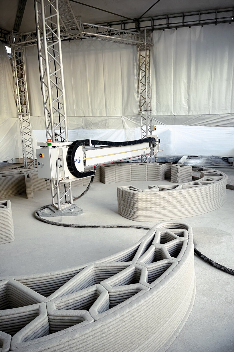 the robot arm has an extrusion that pushes out the soft material