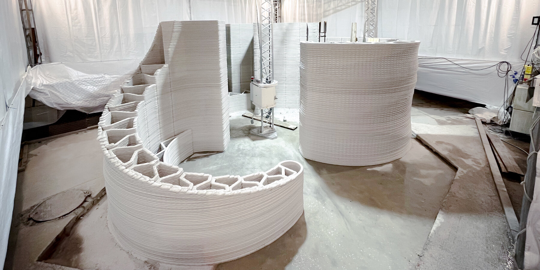 lime-based-walls-capture-carbon-first-3D-printed-airport-building-bergamo-designboom-ban2