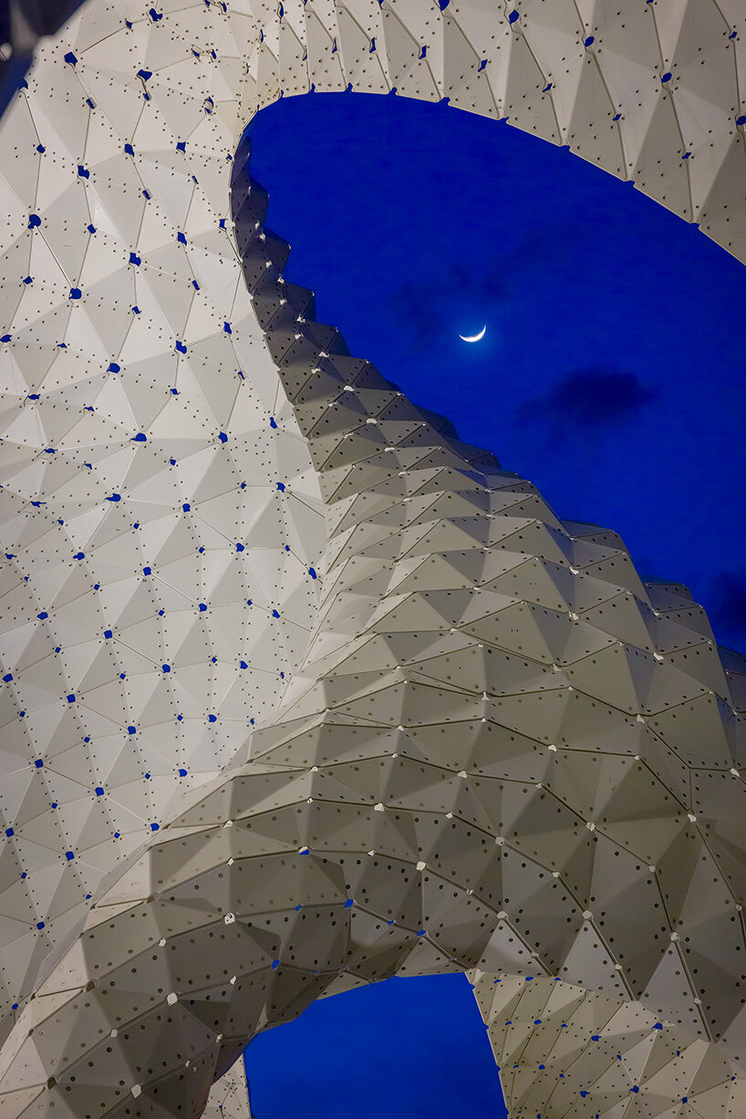 riveted aluminum panels form cocoon-like pavilion by MARC FORNES / THEVERYMANY - 14