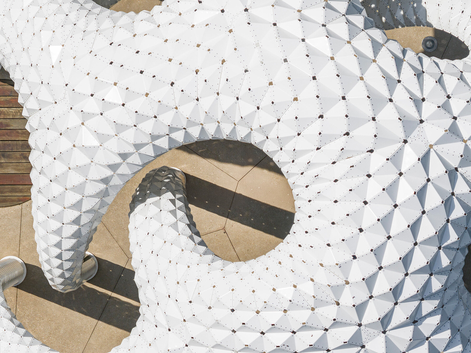 marc-fornes-theverymany-cocooned-aluminum-pavilion-north-carolina-park-designboom-large01