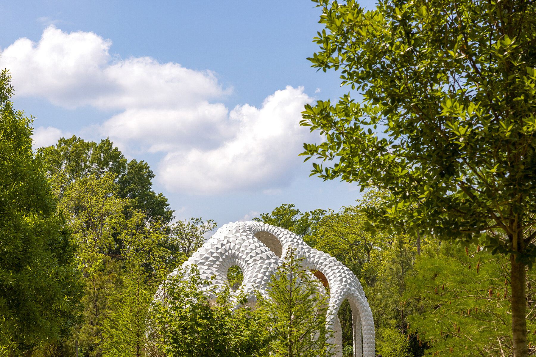 marc-fornes-theverymany-cocooned-aluminum-pavilion-north-carolina-park-designboom-large02