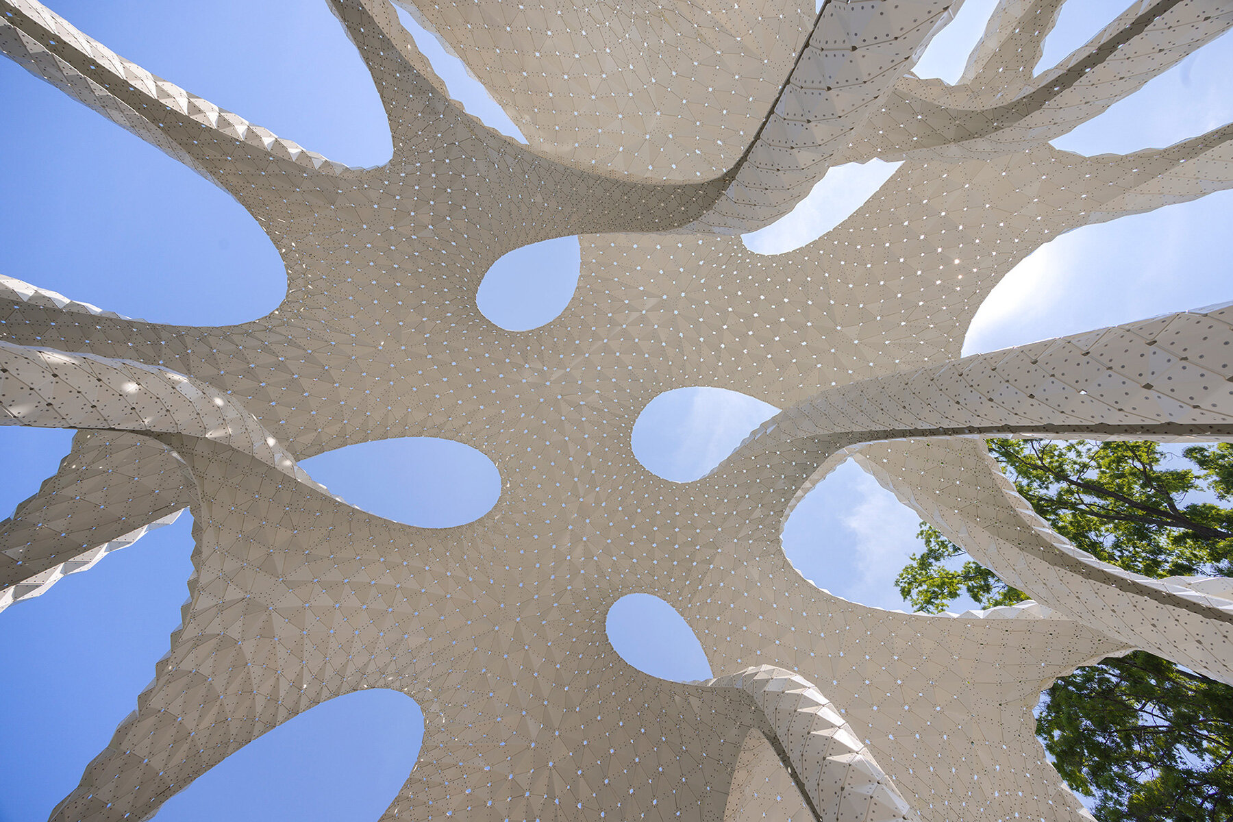 marc-fornes-theverymany-cocooned-aluminum-pavilion-north-carolina-park-designboom-large03