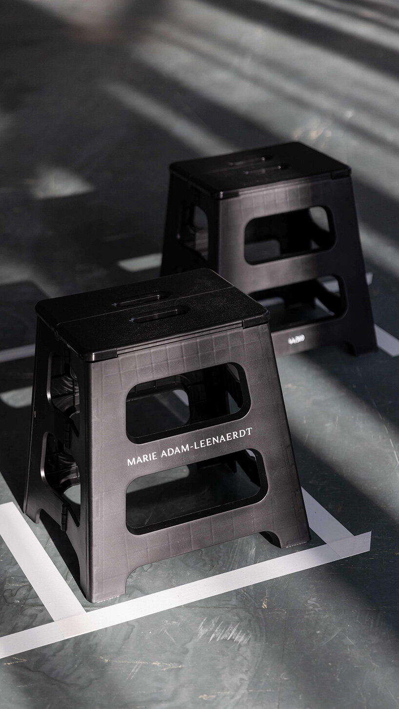 marie adam-leenaerdt invita a sus invitados a construir una pasarela con taburetes modulares en París - 3