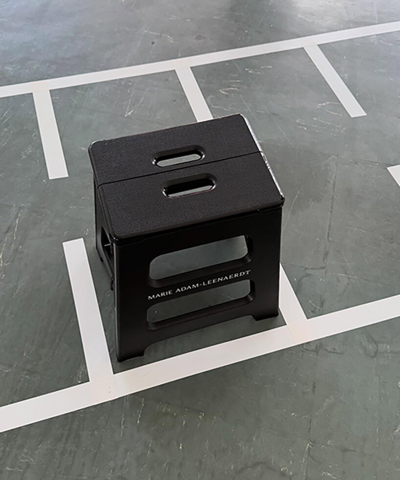 marie adam-leenaerdt invita a sus invitados a construir una pasarela con taburetes modulares en París - 2