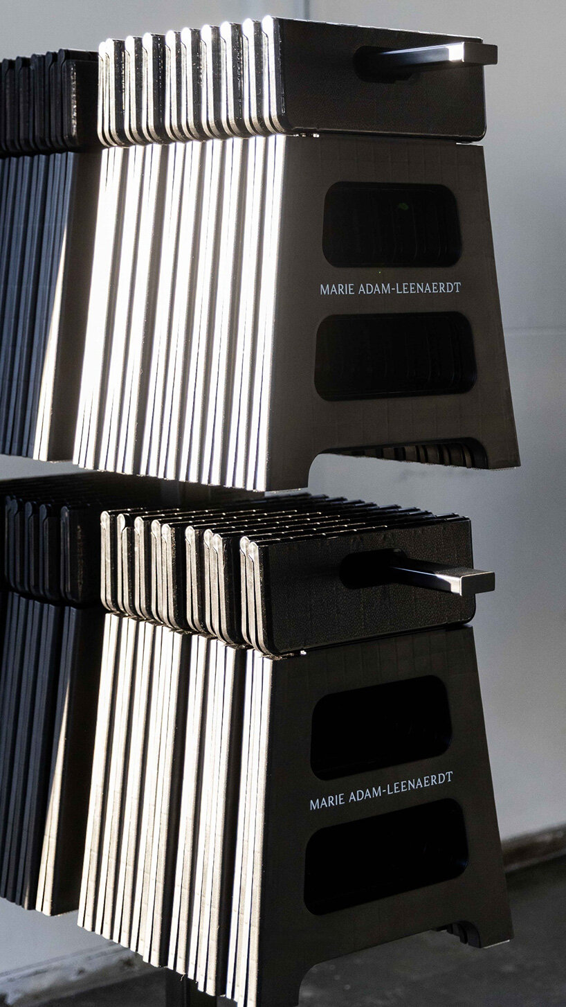 marie adam-leenaerdt invita a sus invitados a construir una pasarela con taburetes modulares en París - 4