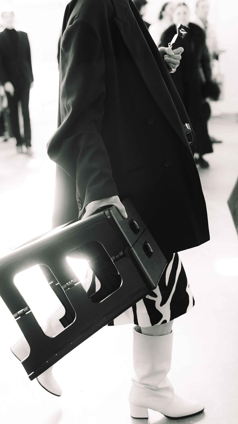 marie adam-leenaerdt invita a sus invitados a construir una pasarela con taburetes modulares en París - 5