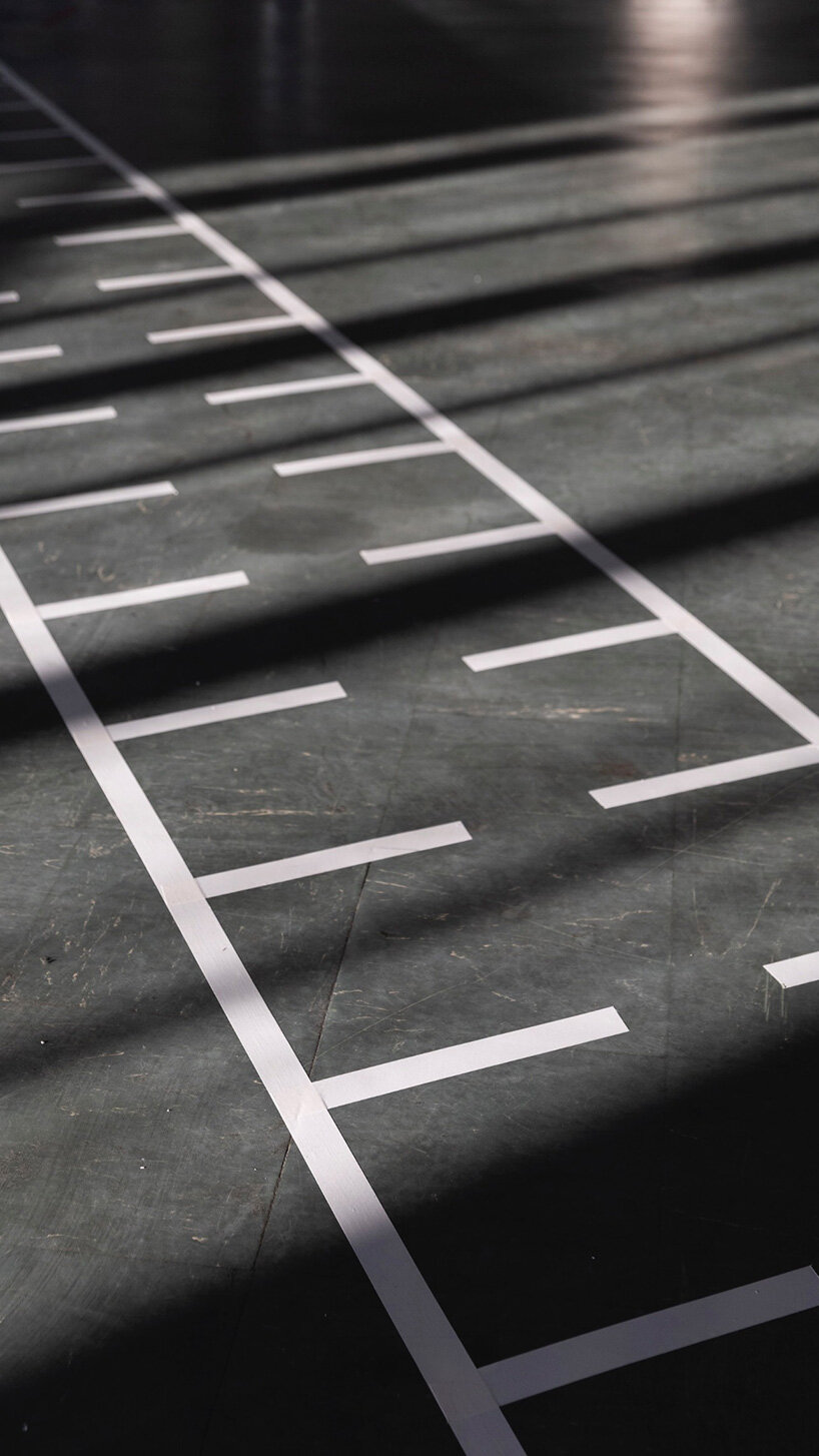 marie adam-leenaerdt invita a sus invitados a construir una pasarela con taburetes modulares en París - 7