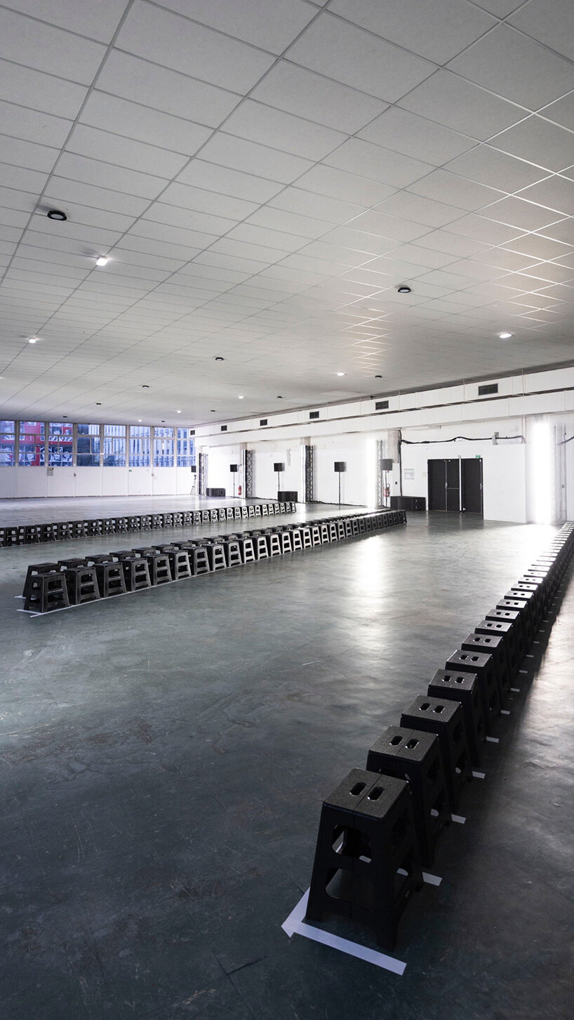 marie adam-leenaerdt invita a los invitados a construir una pasarela con taburetes modulares en París - 1