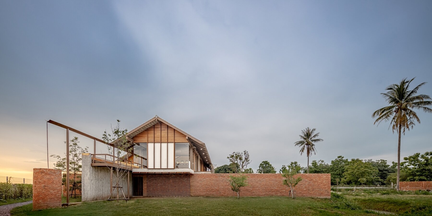 mekong-river-thailand-baan-sudsaensuk-residence-bodinchapa-architects-lanna-vernacular-architecture-contemporary-framework-designboom-1800-2