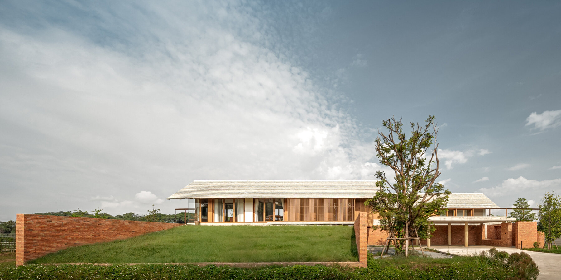 mekong-river-thailand-baan-sudsaensuk-residence-bodinchapa-architects-lanna-vernacular-architecture-contemporary-framework-designboom-1800-3