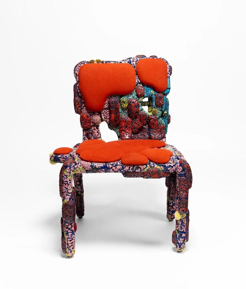 La colección de alfombras moldeadas funde restos de fibras de desecho para crear revestimientos de muebles esculturales - 1