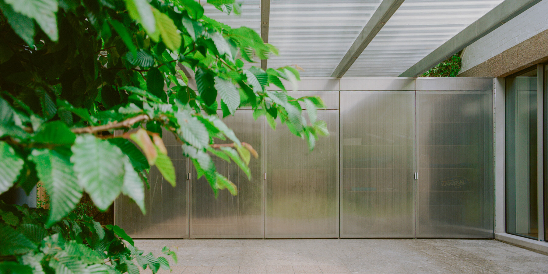 neiheiser-argyros-exeter-road-pavilion-adaptive-reuse-garden-london-designboom-1800-2