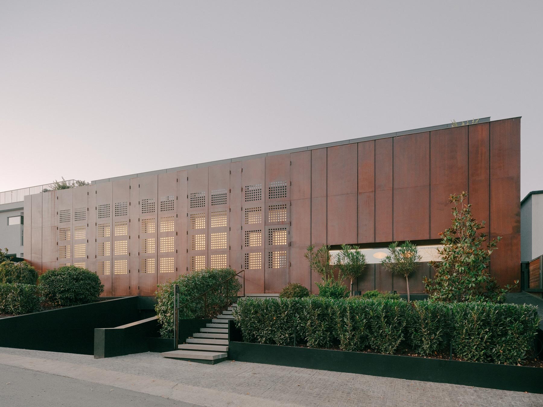 okrokana-tbilisi-house-iron-doors-timm-architecture-enclosure-light-adaptability-designboom-1800-2