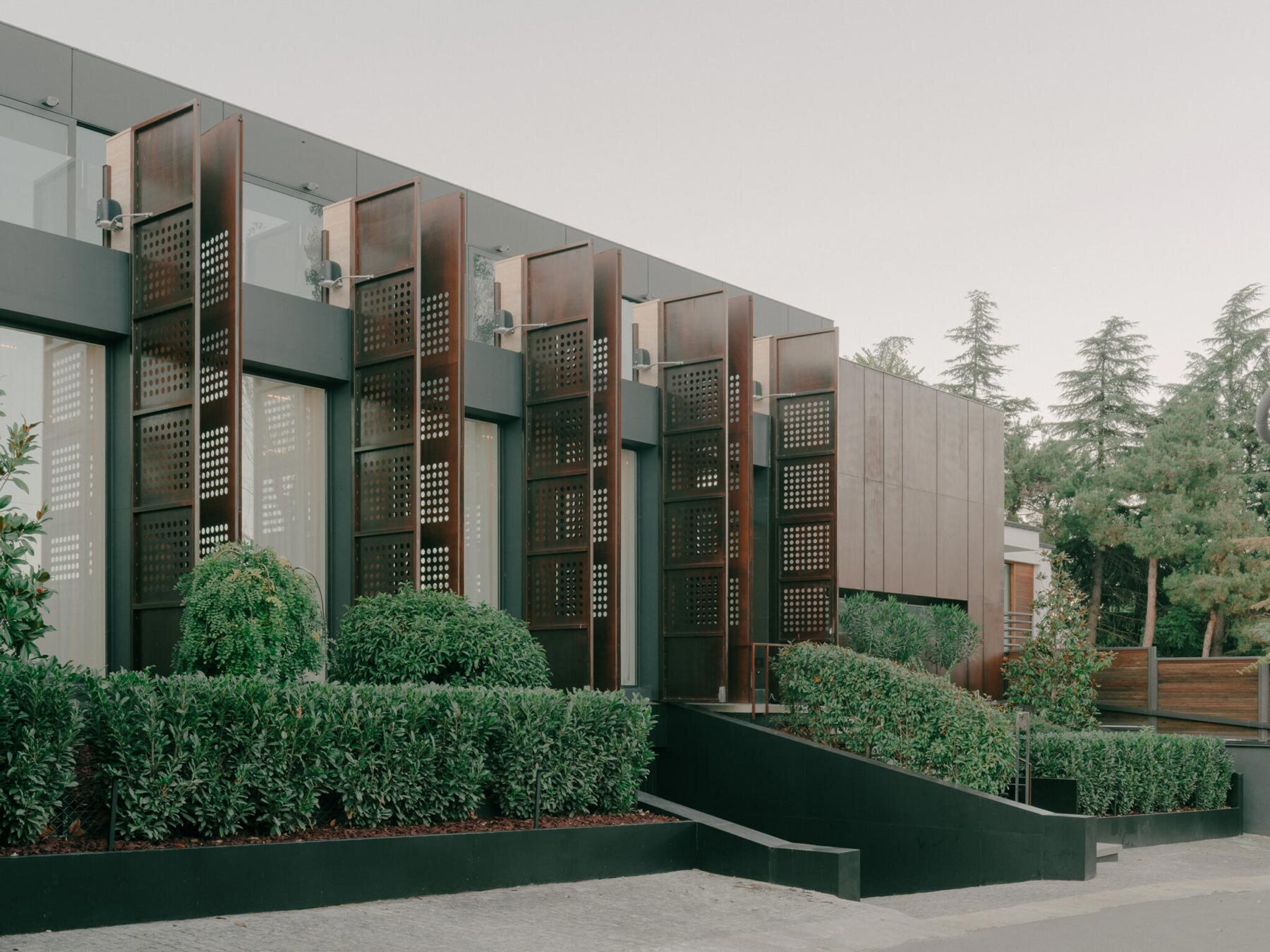 okrokana-tbilisi-house-iron-doors-timm-architecture-enclosure-light-adaptability-designboom-1800-3