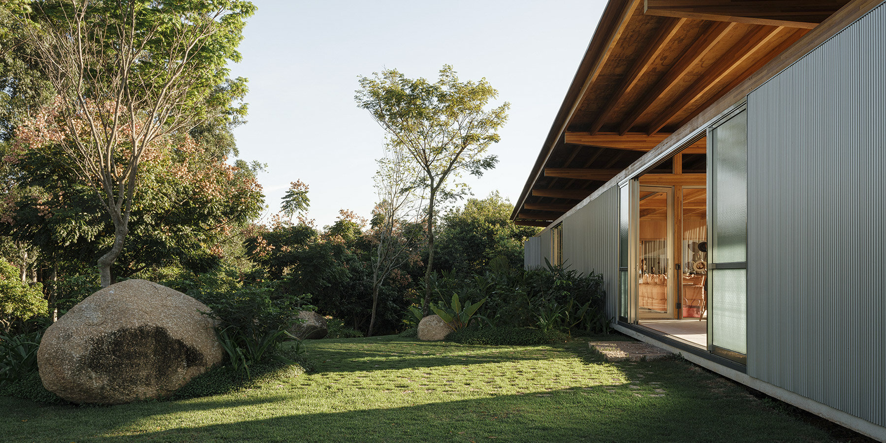 oversized-boulders-and-native-trees-determine-footprint-of-timber-pavilion-by-una-munizviegas-in-brazil-03