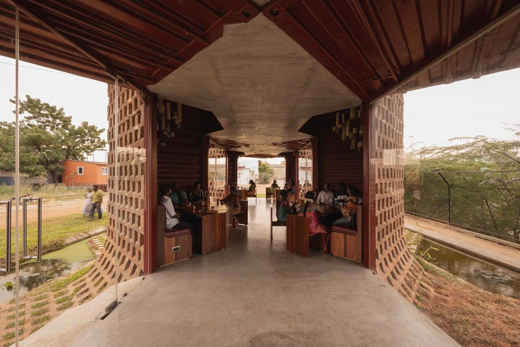petti-restaurant-wallmakers-india-designboom-08a