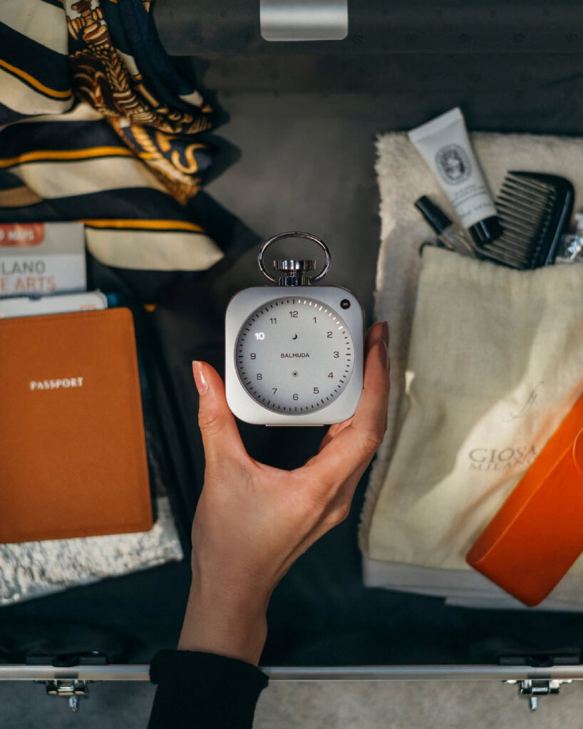 the device comes with a Relax Time mode that plays seven original sound recordings