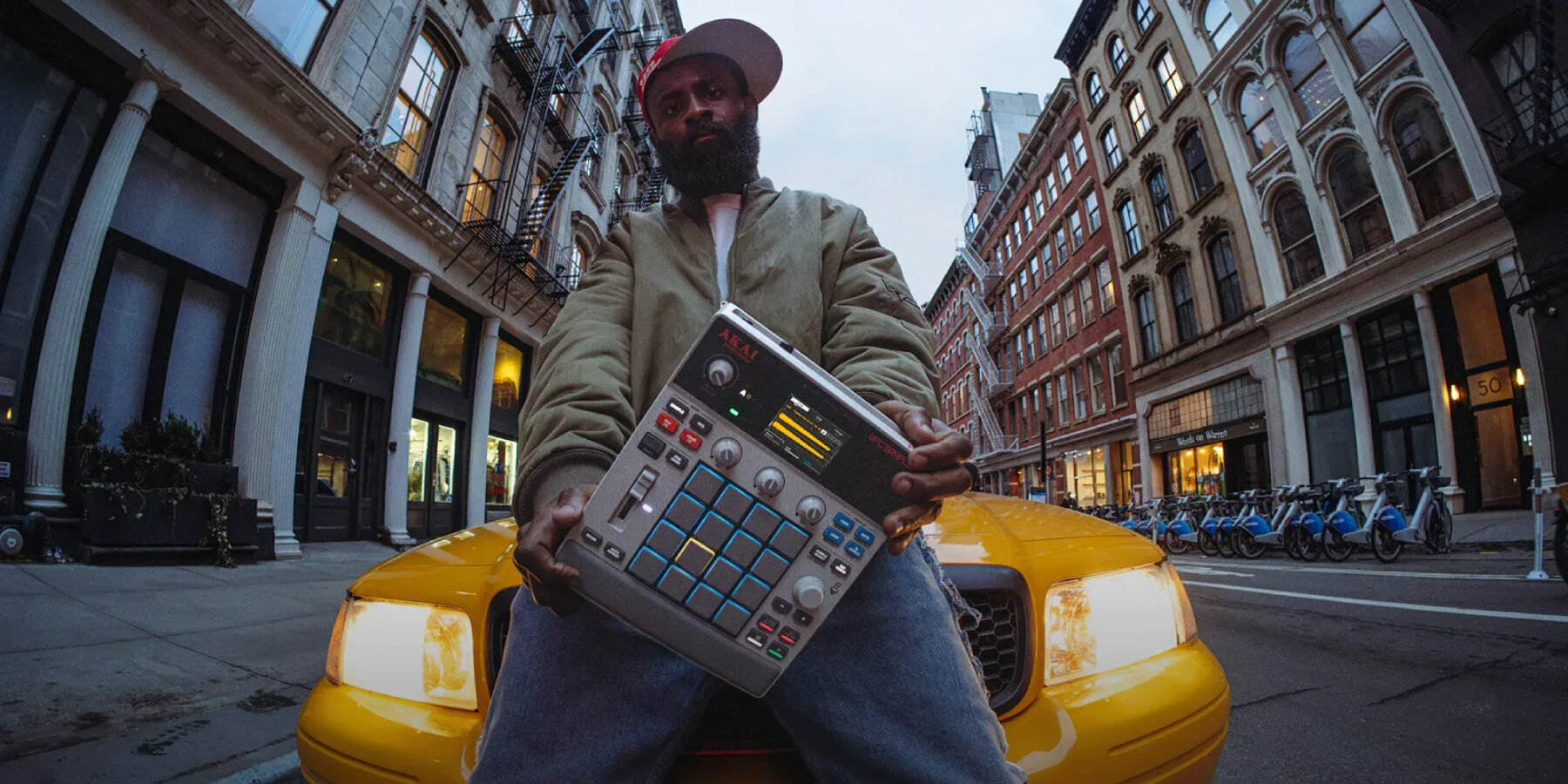 portable-retrofuturistic-sampler-speaker-DJ-set-MPC-sample-akai-pro-designboom-ban