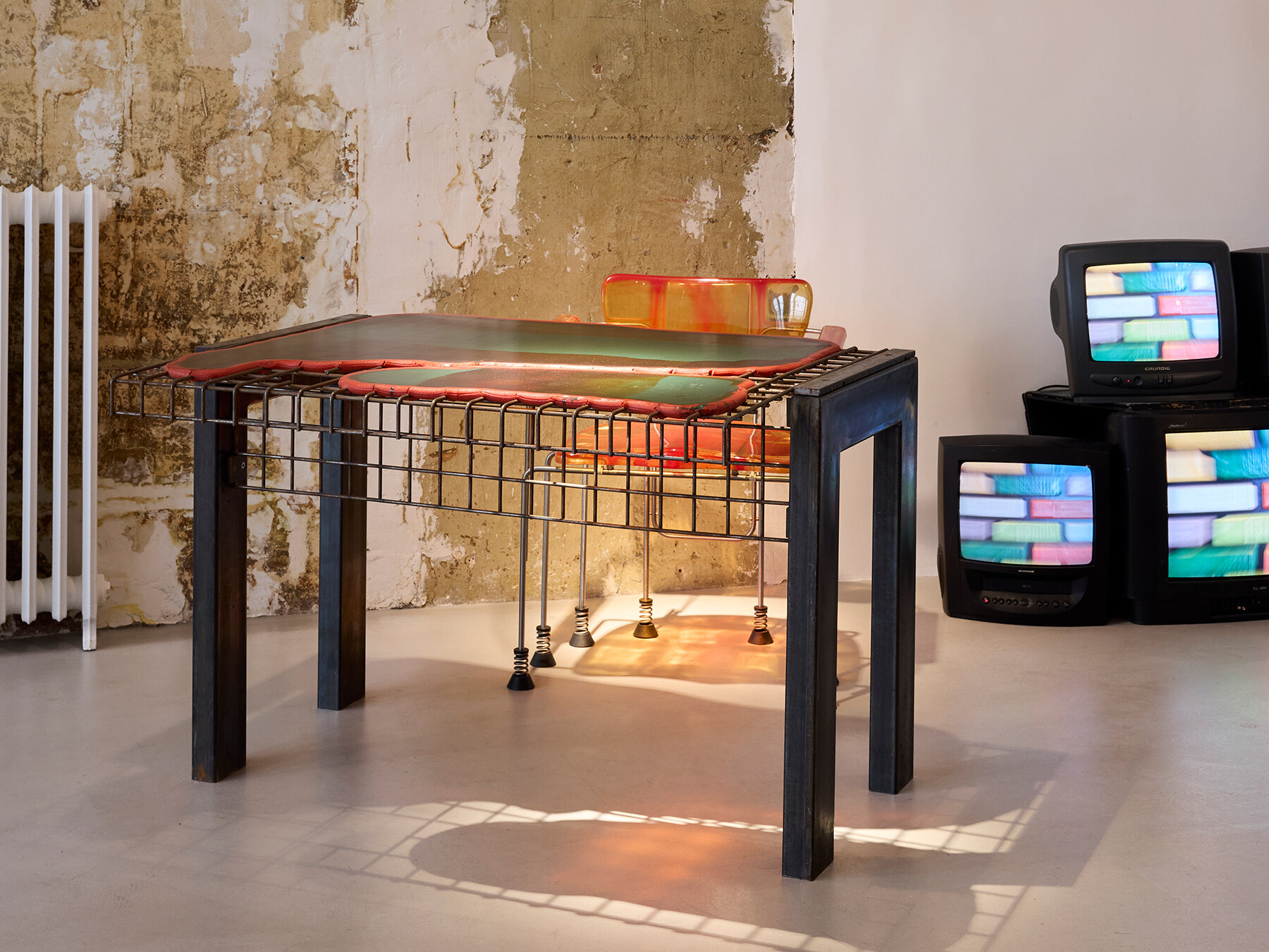 pulp-galerie-gaetano-pesce-chiat-day-install-paris-designboom-08a