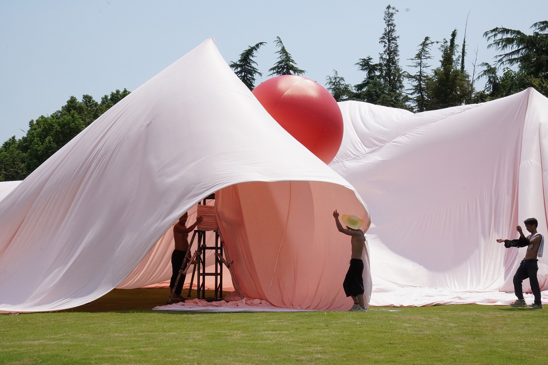 red-balloons-flowing-fabric-wedding-playground-sukipartners-china-designboom-large01