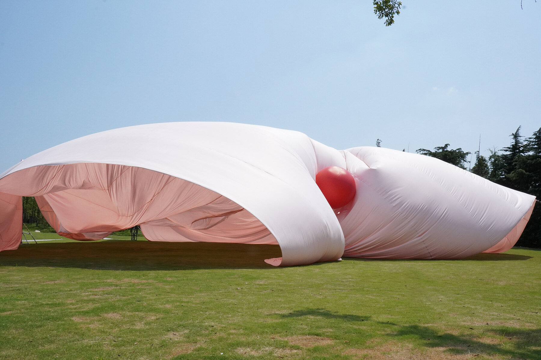 red-balloons-flowing-fabric-wedding-playground-sukipartners-china-designboom-large02