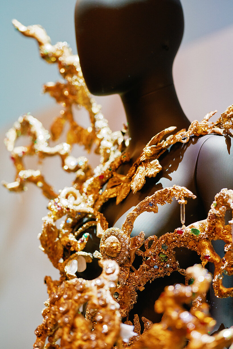 schiaparelli's UK museum debut at the V&A brings together dal&iacute;, man ray, and picasso - 11