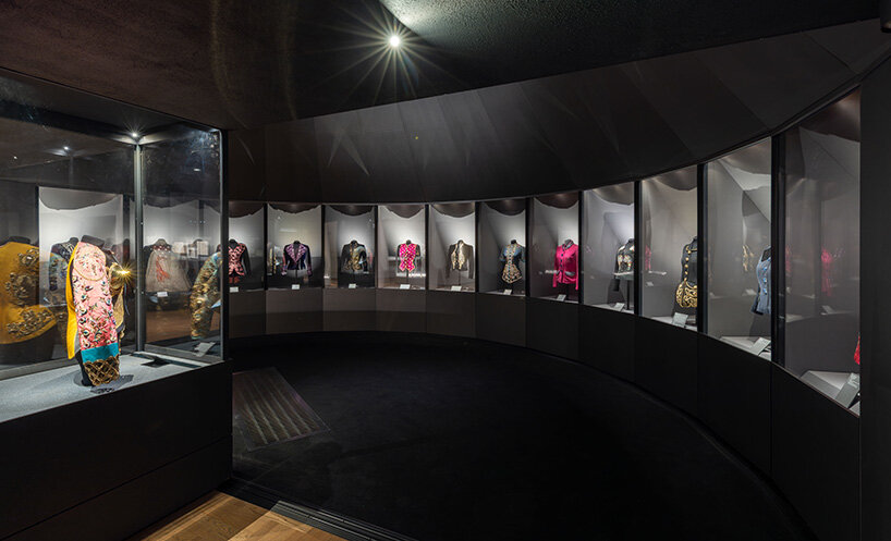 schiaparelli's UK museum debut at the V&A brings together dal&iacute;, man ray, and picasso - 8