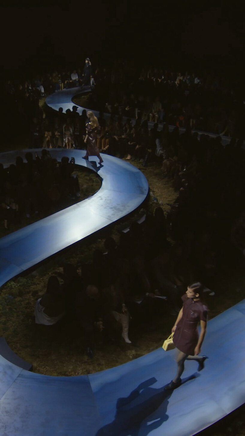 serpentine runway of moss and moonlight stages Herm&egrave;s FW26 show in paris - 3