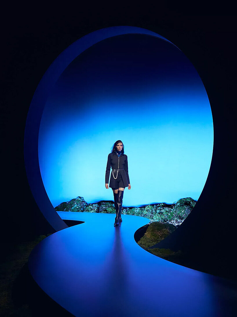 serpentine runway of moss and moonlight stages Herm&egrave;s FW26 show in paris - 5