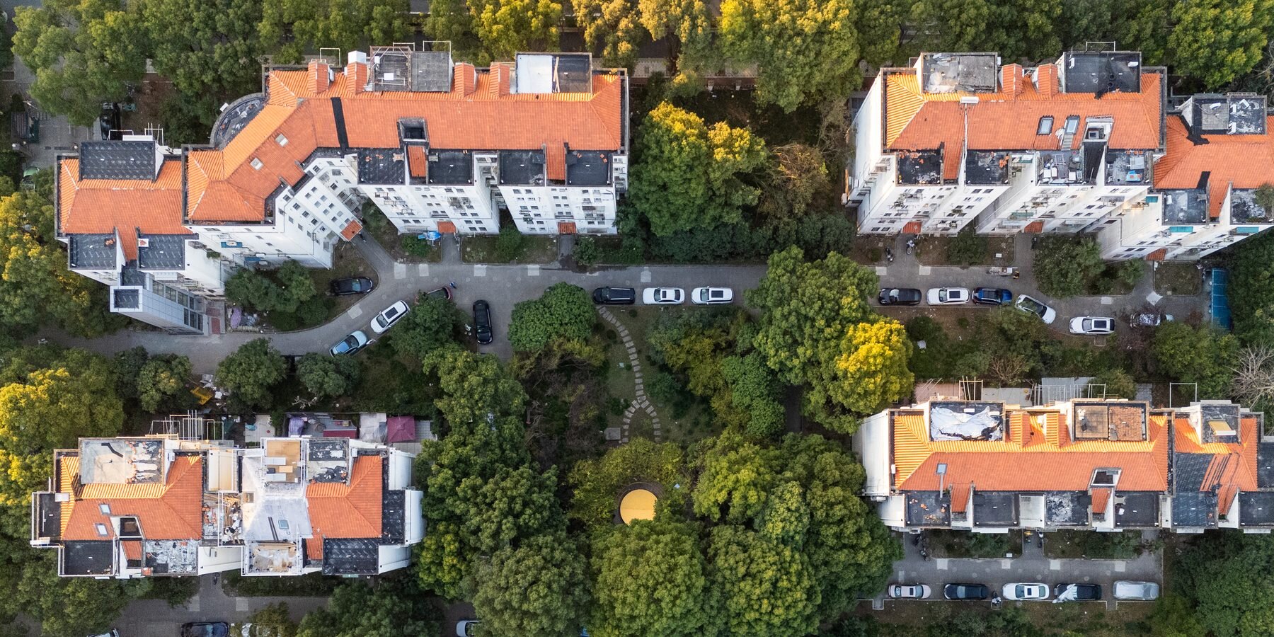 shanghai-pudong-district-studio-re-n-circular-planter-floating-steel-stage-designboom-1800-1