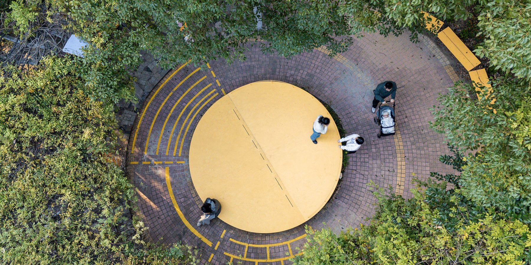 shanghai-pudong-district-studio-re-n-circular-planter-floating-steel-stage-designboom-1800-2