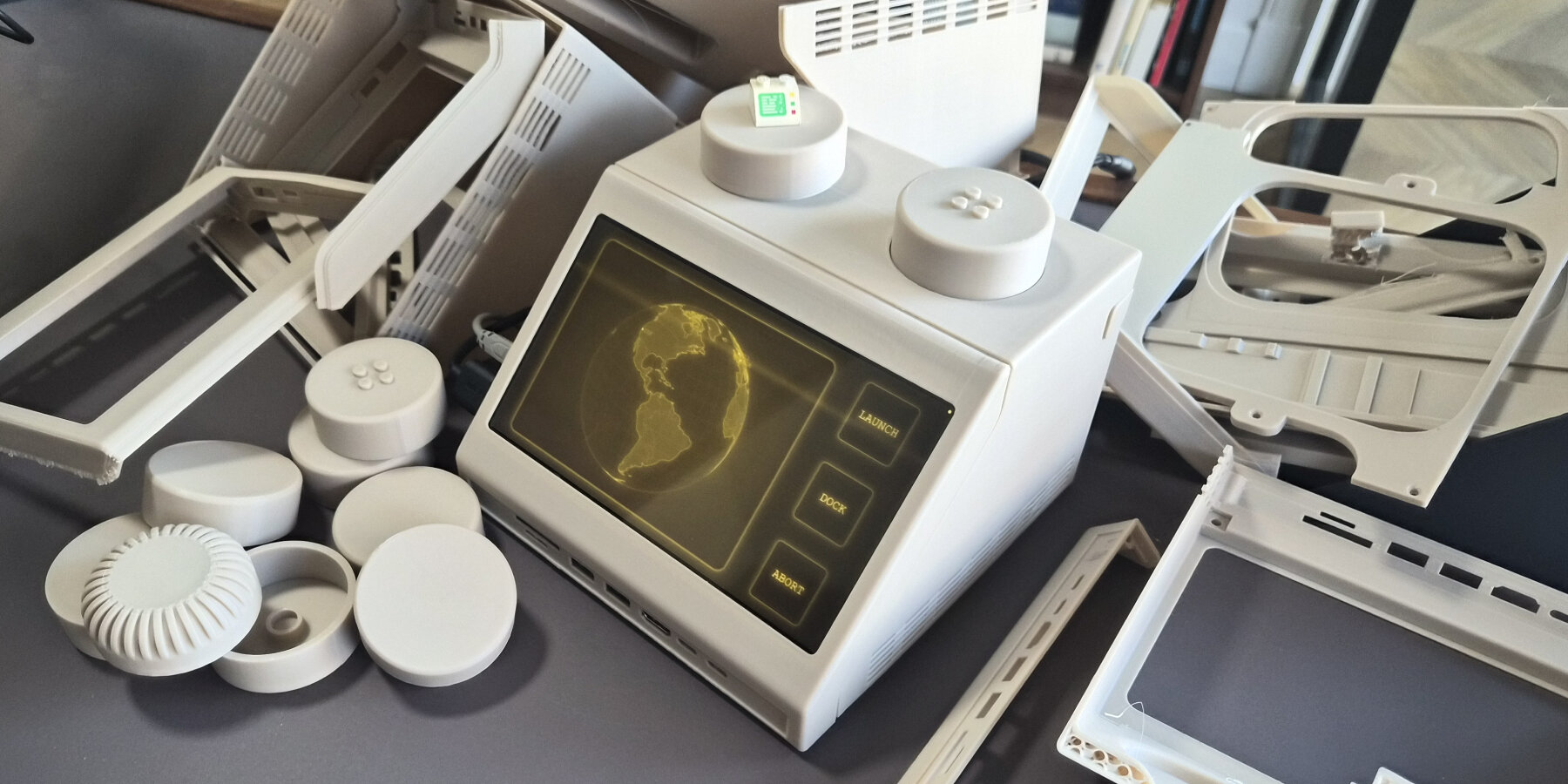 space-inspired-mini-apple-workstation-LEGO-computers-designboom-ban