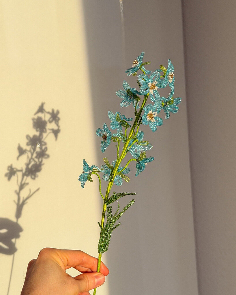 thousands of glass beads form delicate blossoms that never wilt in henri purnell's sculptures - 7