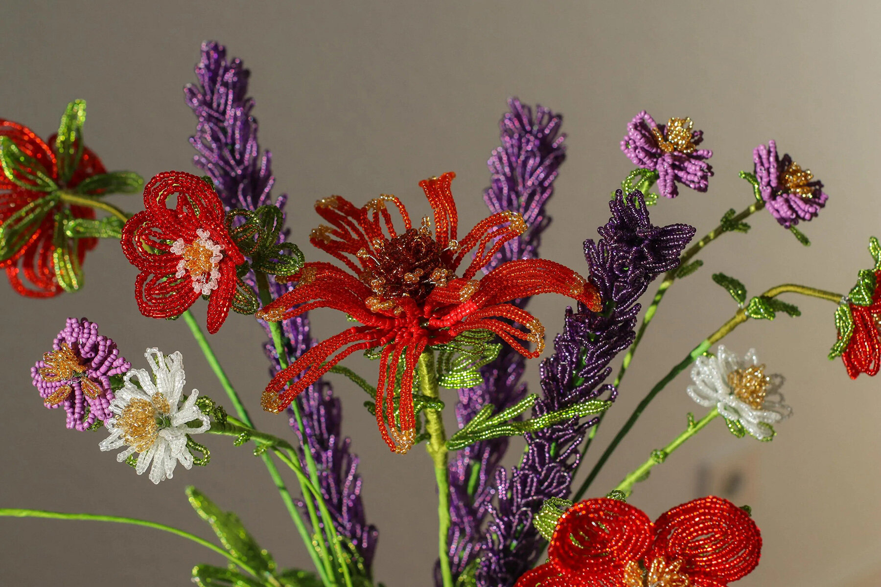 thousands-glass-beads-delicate-blossoms-henri-purnell-sculptures-designboom-large02