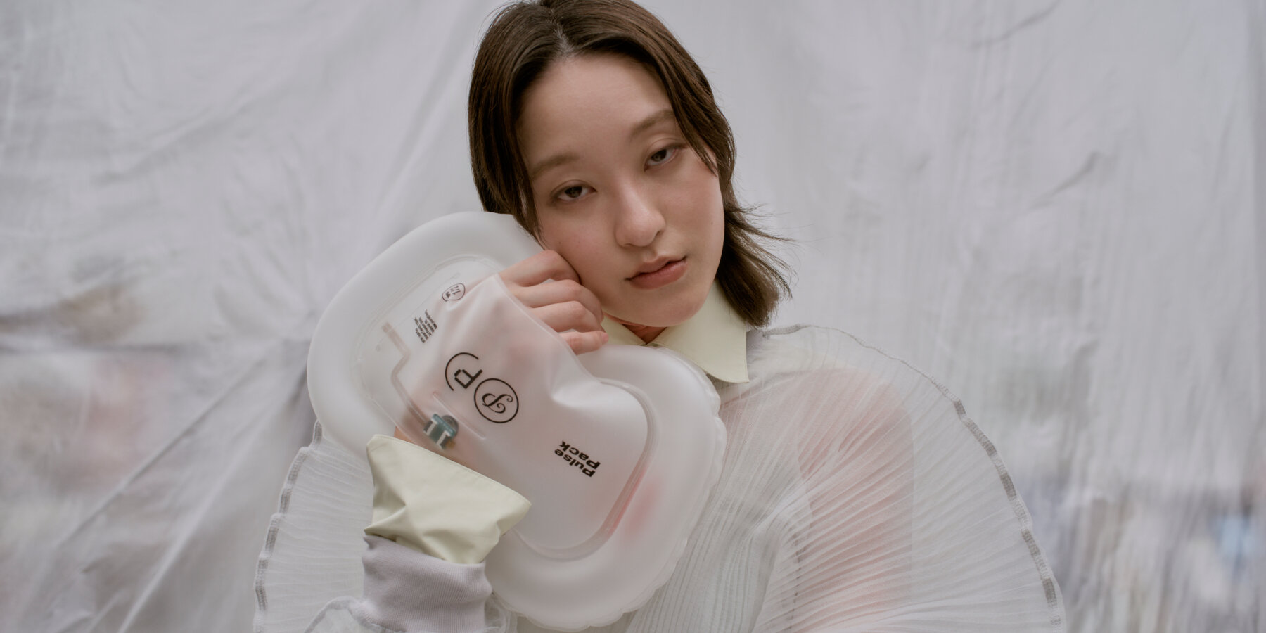 transluscent-wearable-bag-heartbeats-pulses-calm-down-milan-design-week-2026-designboom-ban