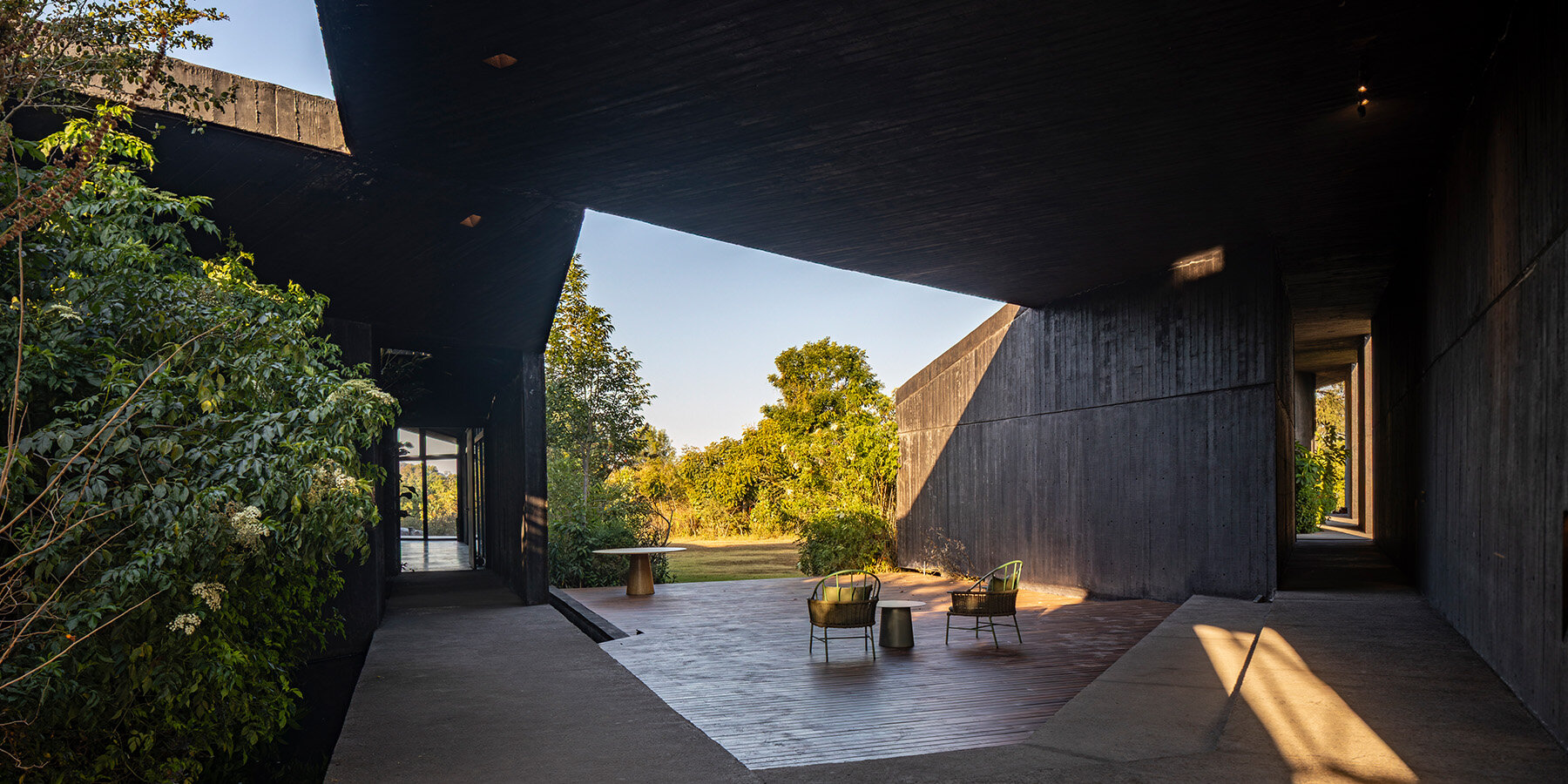 two-angular-volumes-black-concrete-casa-mavra-residence-valle-de-bravo-mexico-tac-taller-alberto-calleja-designboom-1800-2