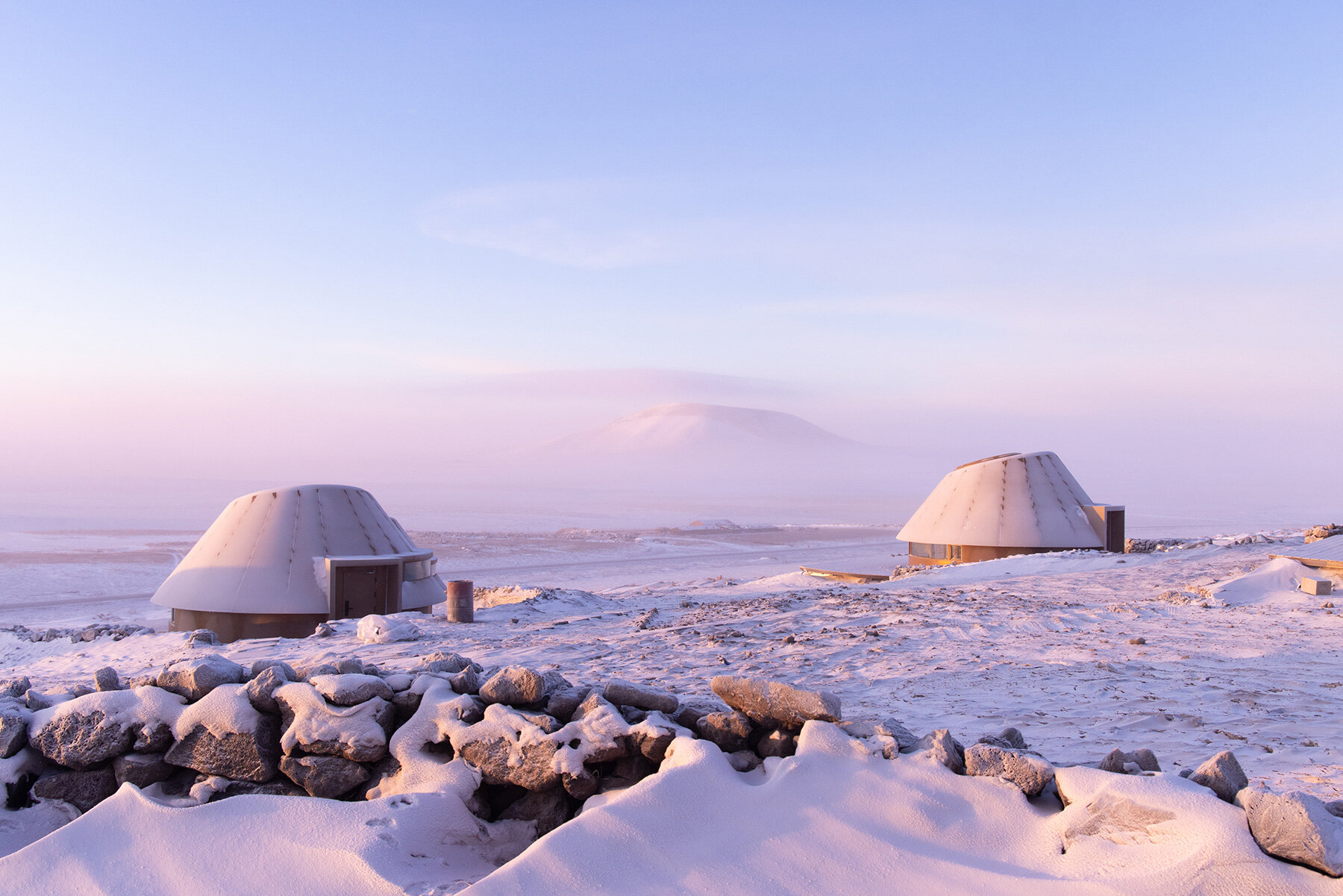 volcano-shaped-cabins-inner-mongolias-steppe-plat-asias-hotel-arrivals-designboom-large02