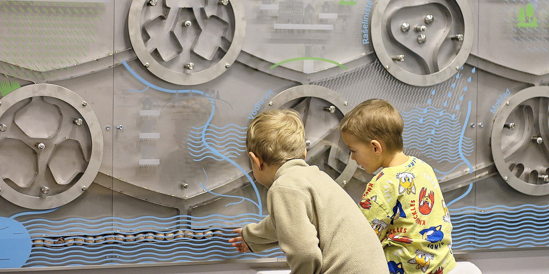 water-run-matyas-barak-interactive-installation-circulation-water-mechanical-spatial-system-designboom-1800-4