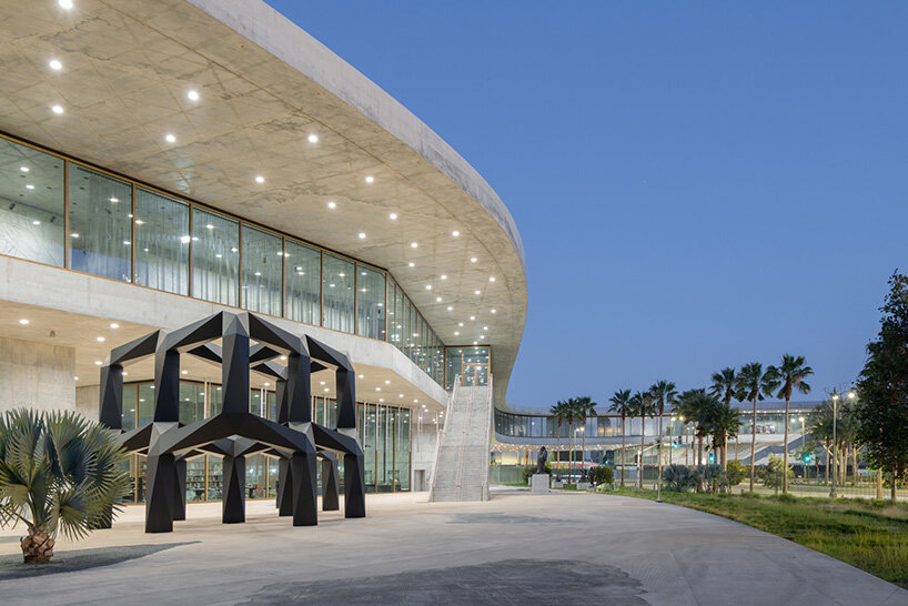 peter zumthor's david geffen galleries open at LACMA as a sweeping glass-and-concrete arc - 13
