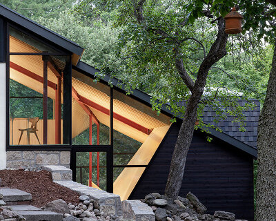 UUfie’s angular belfountain house traces a steep slope through the canadian forest