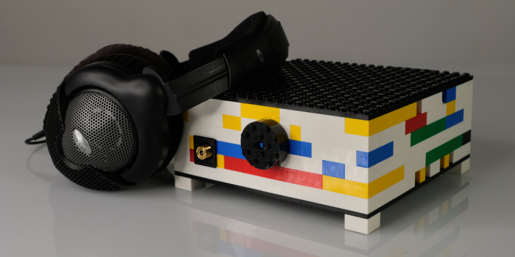audio-bricks-paolo-caviglia-modular-audio-system-building-bricks-designboom-1800-2