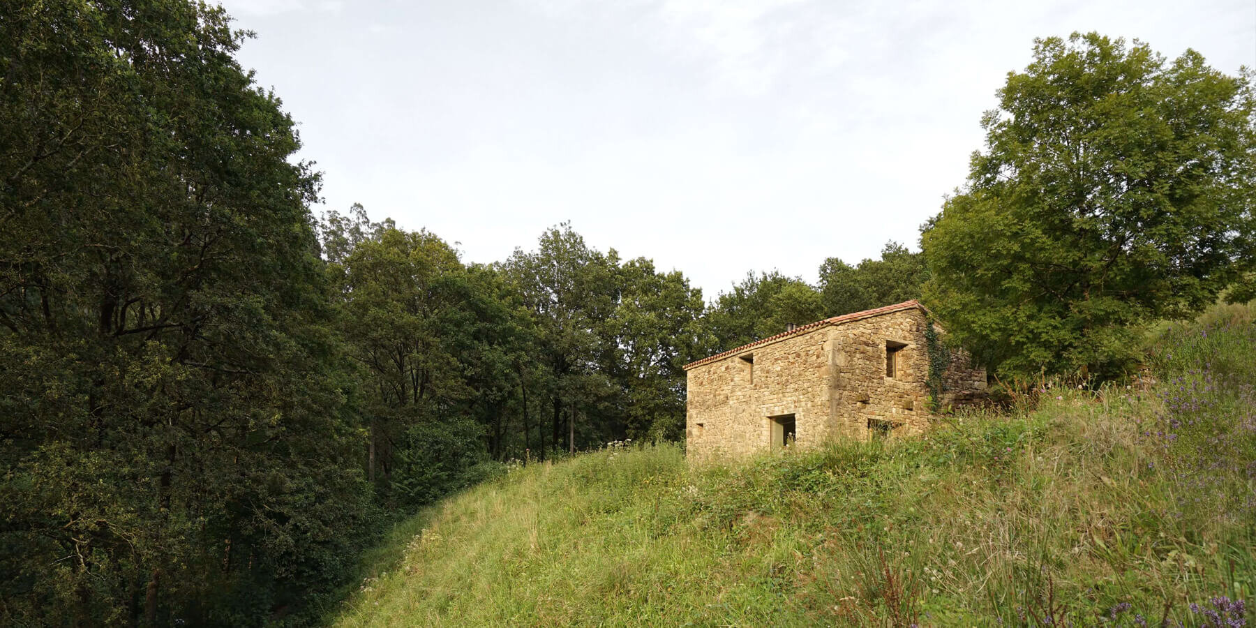 casa-minima-rehabilitation-vernacular-stone-cabin-pasiego-cantabria-estudio-minima-designboom-1800-2