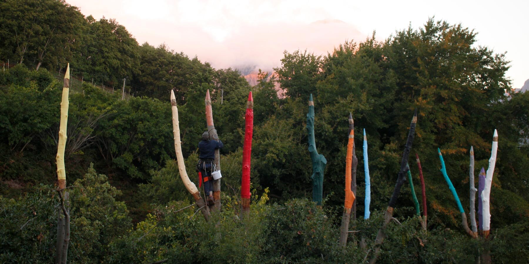 deus-sive-natura-god-nature-land-art-installation-24-sculpted-trees-colored-pencils-strijdom-van-der-merwe-designboom-1800-2