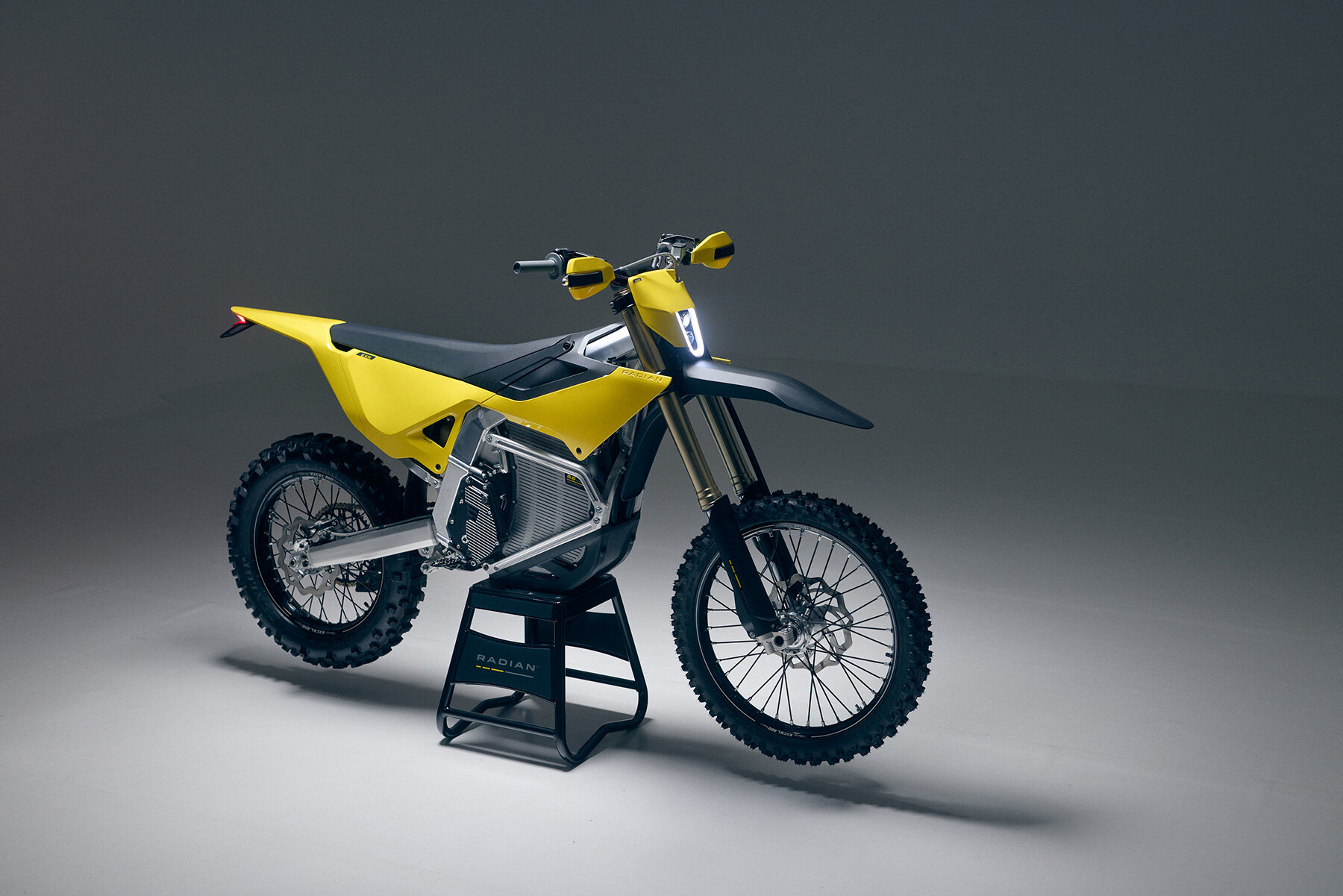 exr-electric-enduro-motorcycle-radian-batteries-under-30-seconds-designboom-large01