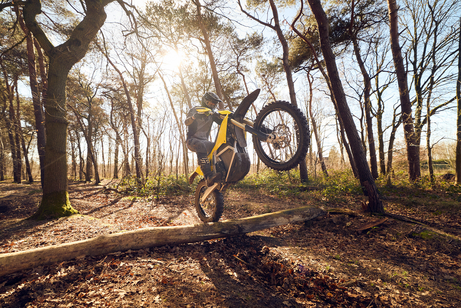 exr-electric-enduro-motorcycle-radian-batteries-under-30-seconds-designboom-large02