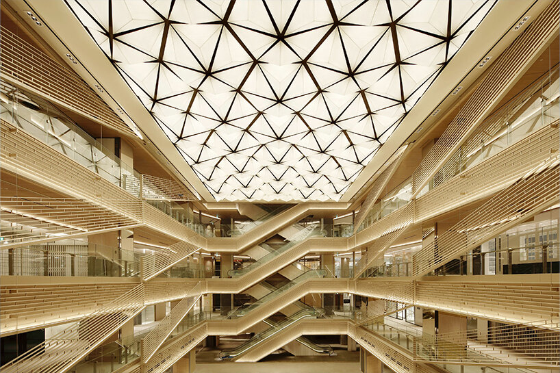Julian Opie choreographs digital floating marathon at GINZA SIX, tokyo - 5