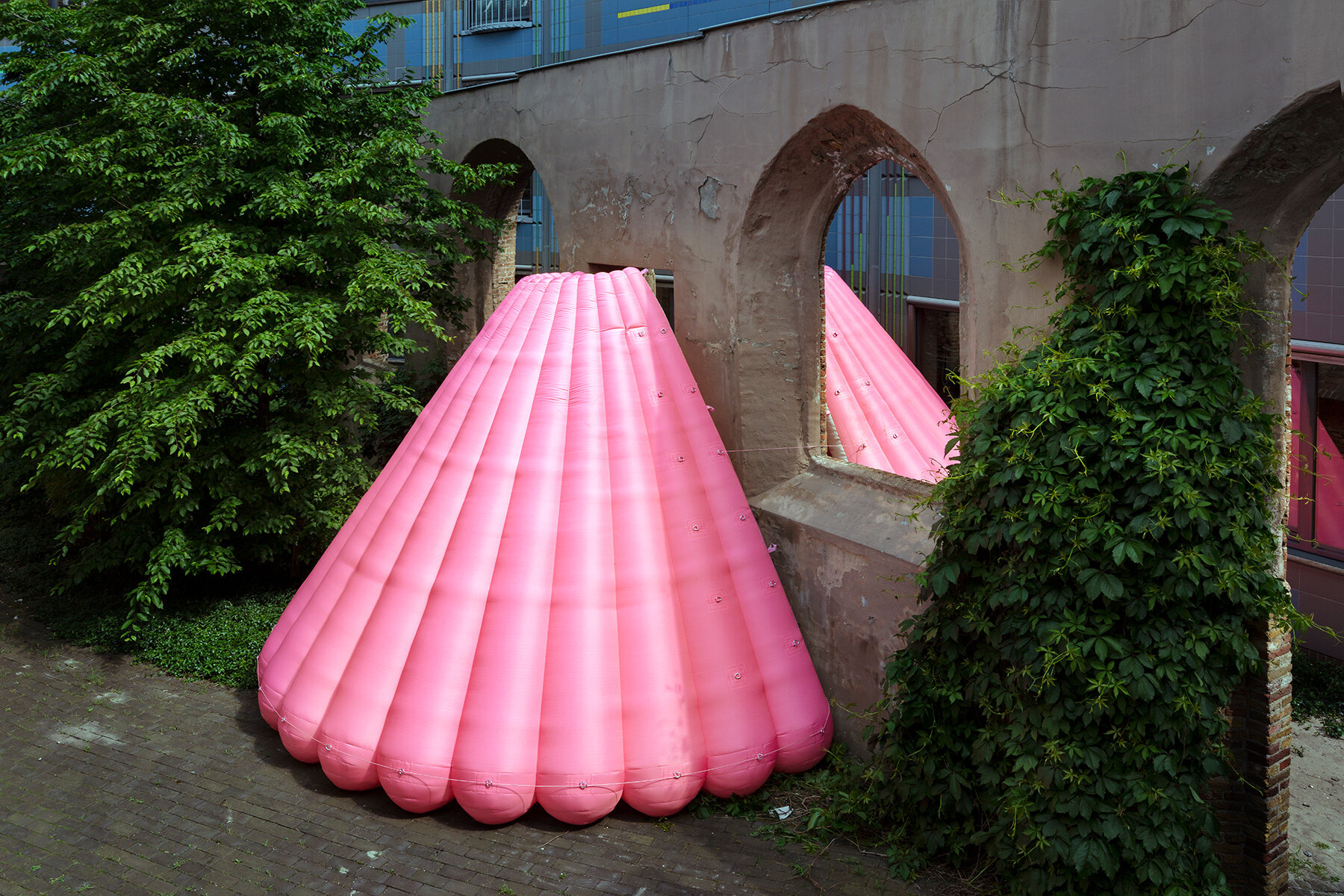 hague-blowup-jubilee-inflatable-art-installations-designboom-06a
