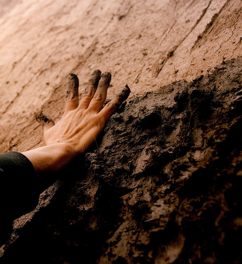 delcy morelos softens barbican's brutalist concrete with earth and spice installation - 15