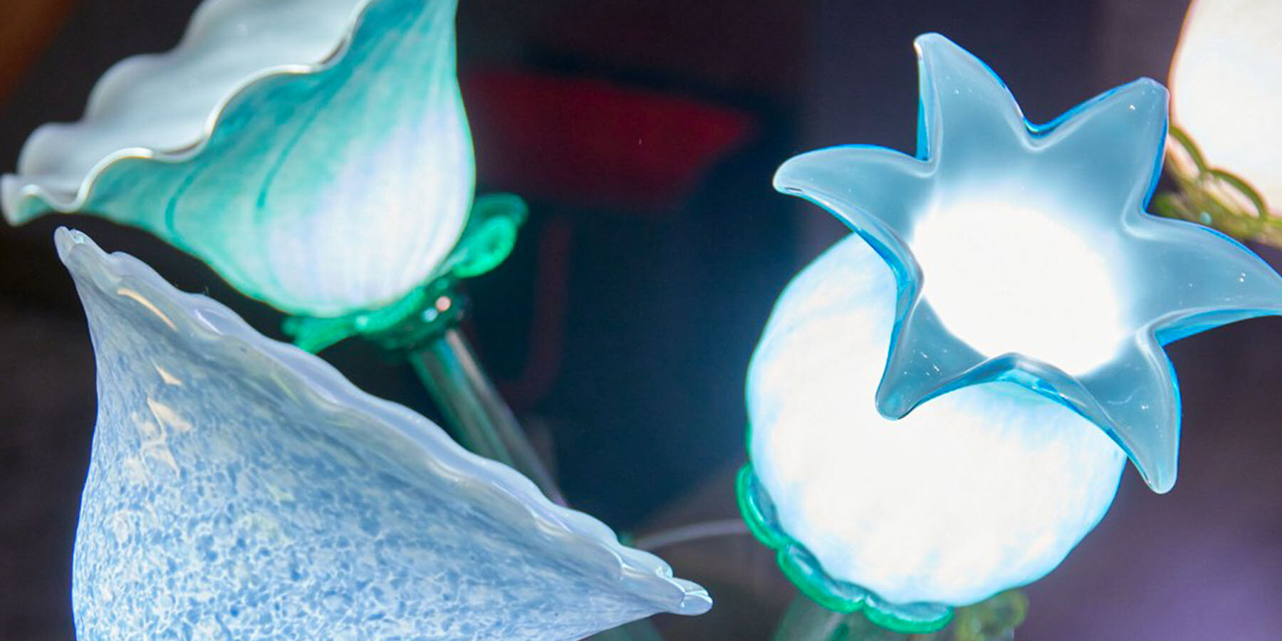 alessandra-baldereschi-multiforme-flowers-wonderland-collection-six-glass-flowers-portable-table-lamps-designboom-1800-3