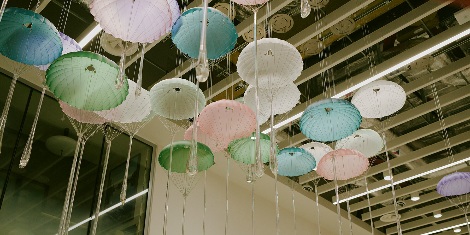 atmospheric-reflections-north-suspended-installation-lazerian-manchester-airport-terminal-2-designboom-1800-3